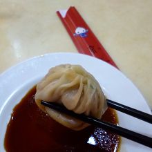 箸でギュッとつまんでも破けない。レンゲを使わず一口で