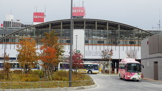 まだ新しい高架の駅舎
