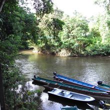 公園側のボート乗り場。細く長いボートです。救命胴衣あり。