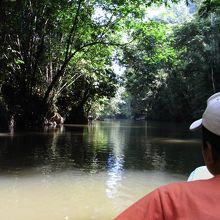 こんな川を進む。前にいるのはお手伝い中の先導の息子。