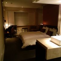 部屋入り口から見た全体