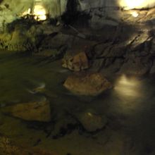 洞窟の中に澄んだ水の川が流れているんです。