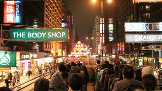 昼も夜も大賑わい