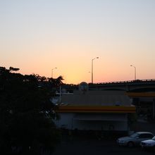 空港近くの朝の写真