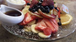 フルーツがいっぱい乗ったパンケーキ。