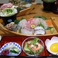 部屋に運んでくれる夕食。お刺身がおいしかったです