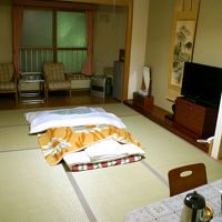 和室の部屋は広々と結構快適。大きな液晶テレビもあります。