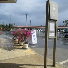 ターミナルの路線バス停（宮古協栄バス）。