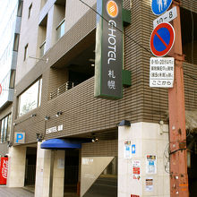 アーケードを抜けた角にあります。