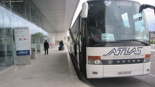 旧市街から空港へのシャトルバスはケーブルカー乗り場前に止まります