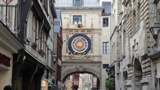 歩いていると自然に目を引く大きな時計台です