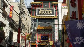 関帝廟通りの東にある門