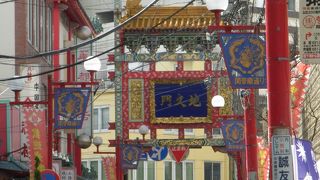 関帝廟通りの西にある門