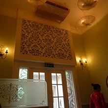 明るくコロニアルな店内。