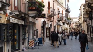 タオルミーナのメインストリート、買い物もここで