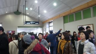 観光シーズンは大混雑します