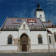 屋根の紋章が印象的