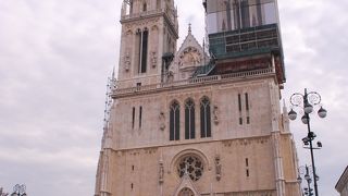 お祈りの時間には地元の人でいっぱい！