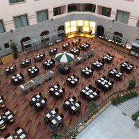 吹き抜けの下が朝食会場。