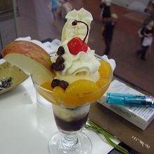 パフェ食べちゃった〜