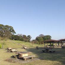 バーベキュー広場  (左手は古墳を利用した浅間塚)