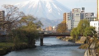 開運橋から北上川を、岩手山が