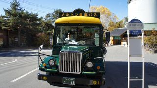 このバスは、レトロなボンネットバス