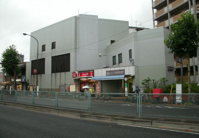 交通量の多い道路に面しています