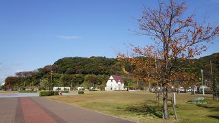 敦賀港の開港100 周年を記念し、福井県の港湾整備事業として整備されたもの