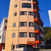 ６階建て。翌日、フェリーからも見えた