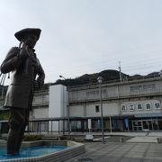 駅前に巨大な「ガリバー像」があります