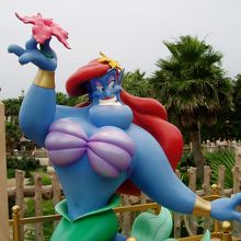 パーク内のアリエルの格好のジーニー