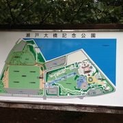 讃岐の美しい山麓から流れ落ちる滝をイメージして造られた庭園があります。