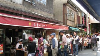 旦過市場の名物、“カナッペ”を食べる