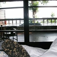 ベッドからバルコニーのジャグジー