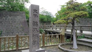 石垣や濠が残る