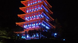 これから毎年11月14日の世界糖尿病デーには青い万燈会の提灯により五重塔が青く光ります