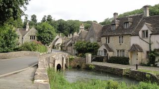 ライムストーンの家が立ちならぶ小さな村