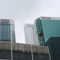 高層ビル群のなか