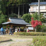 足湯や温泉スタンドあり