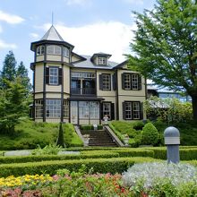 外交官の家です