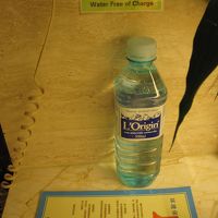 無料のお水（２本置いてます）