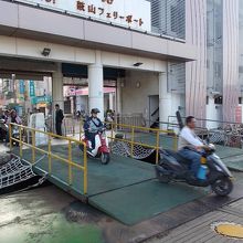 バイクも乗船します。市民の足のようです。