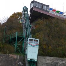 山頂駐車場から山の上に行くクライミングカー