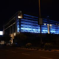 夜のホテルの外観です！