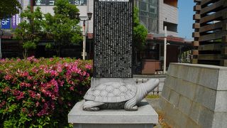 この石碑は、彦根縁起を記しています。