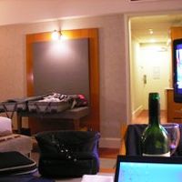 手前の瓶が贈られたワインです