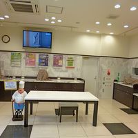 このせまいところが朝食会場，朝食は混雑のため撮影できず