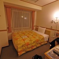 部屋は機能的，ベッドはやや安物で寝にくい