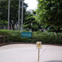 玄関脇に喫煙所あります